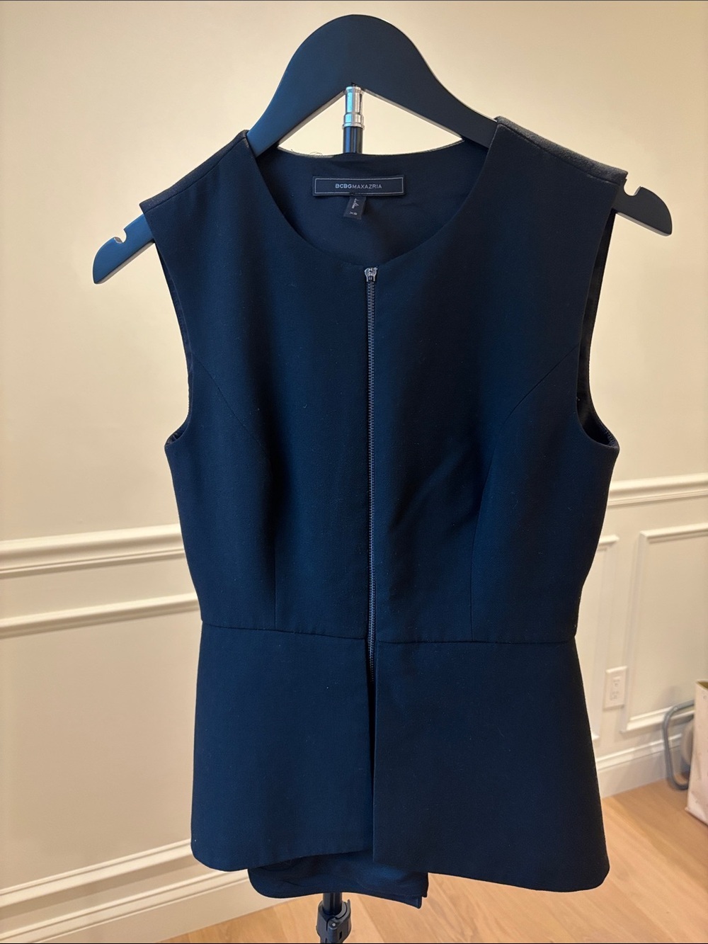 BCBGMaxAzria Black Sleeveless Zip-Front Top - Picture 5 of 9